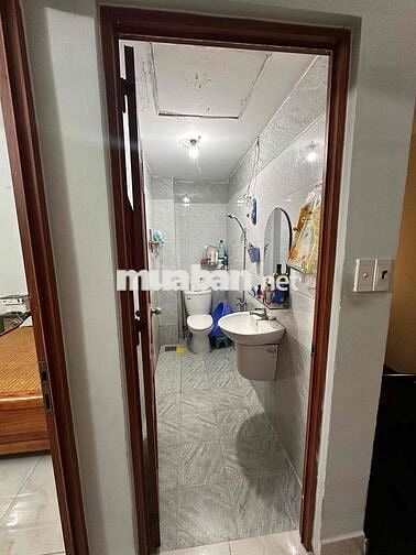 Nhà H8m Tân Quý cách aeon 200m. Xe hơi đậu trong nhà.