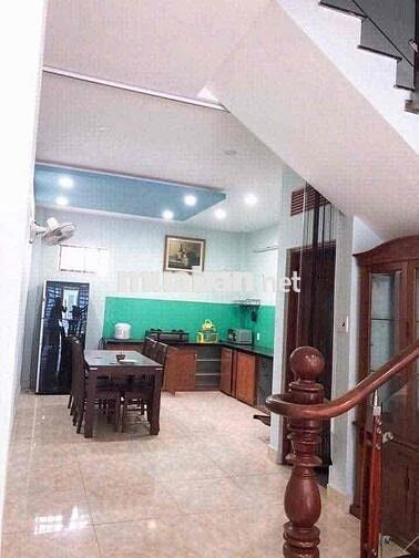 Nhà H8m Tân Quý cách aeon 200m. Xe hơi đậu trong nhà.