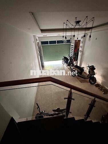Nhà H8m Tân Quý cách aeon 200m. Xe hơi đậu trong nhà.