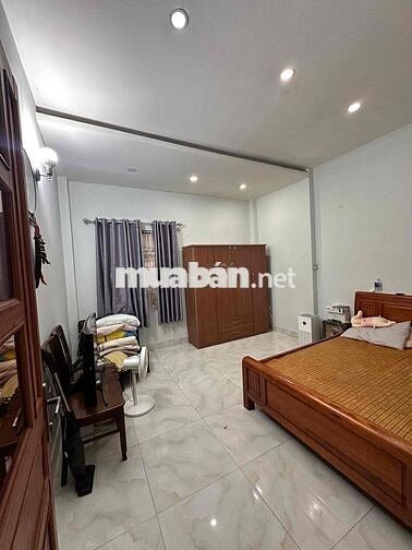 Nhà H8m Tân Quý cách aeon 200m. Xe hơi đậu trong nhà.