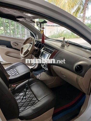 Nissan Grand Livina 2011 Trắng Số sàn 7 chỗ