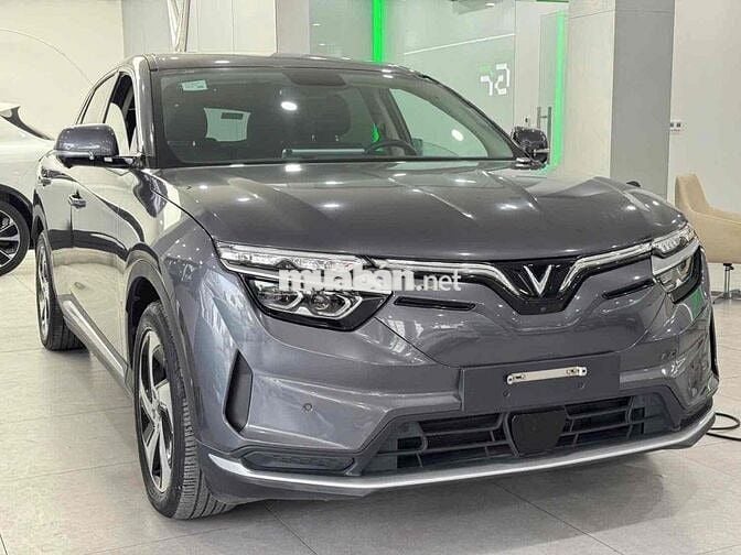 Bán xe VinFast VF8S màu xám đẹp Free sạc KM >80 Tr