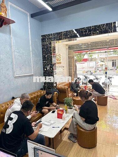 nhân viên kỹ thuật thay thế phần cứng iphone