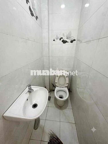nguyên căn  25m2 - mặt tiền đường 8m - có vỉa hè - có cửa kiếng