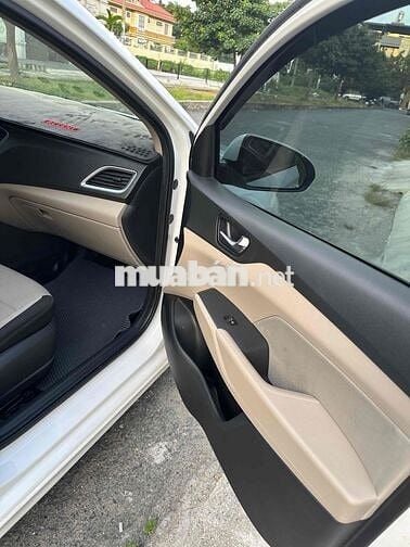 Hyundai Accent Trắng 5 chỗ