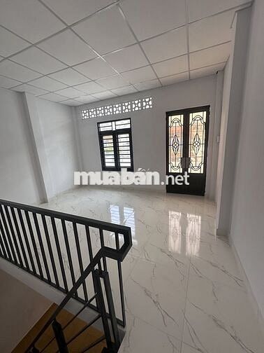 Q. Tân Bình, P.10! Nhà mặt tiền 3 lầu ở và kinh doanh.