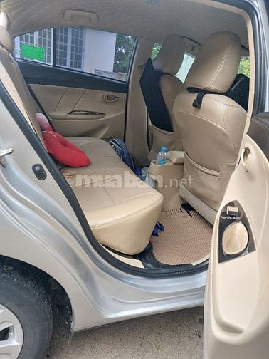 Bán xe Toyota Vios số tay màu  bạc 2015.