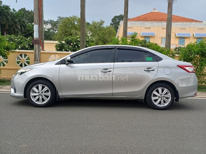 Bán xe Toyota Vios số tay màu  bạc 2015.
