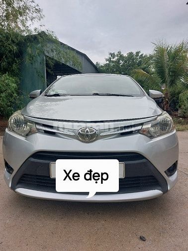 Bán xe Toyota Vios số tay màu  bạc 2015.