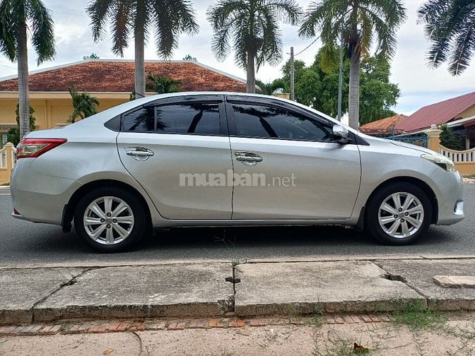 Bán xe Toyota Vios số tay màu  bạc 2015.