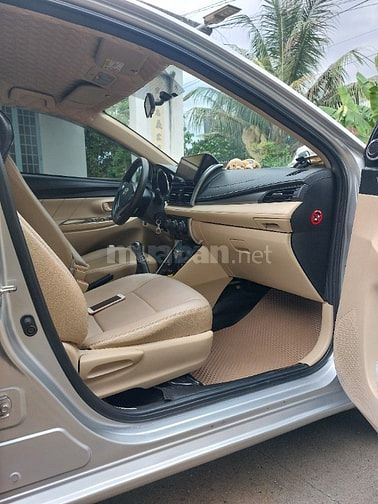 Bán xe Toyota Vios số tay màu  bạc 2015.