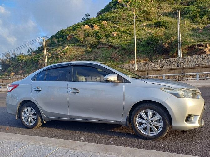 Bán xe Toyota Vios số tay màu  bạc 2015.