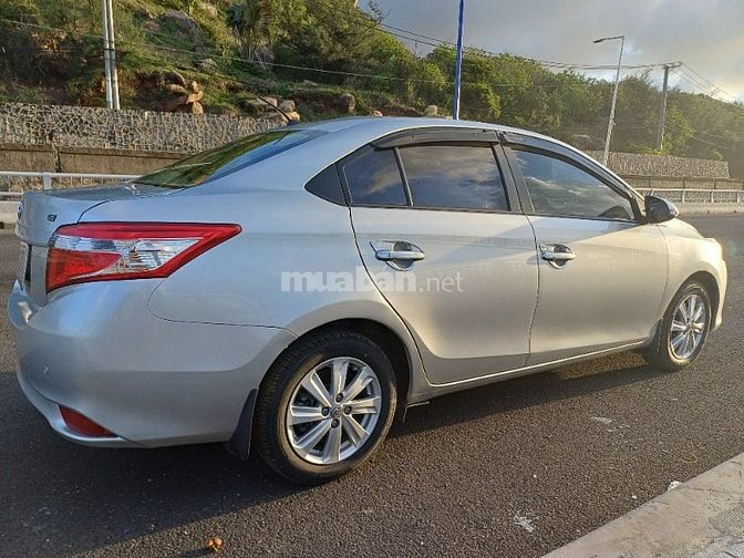Bán xe Toyota Vios số tay màu  bạc 2015.