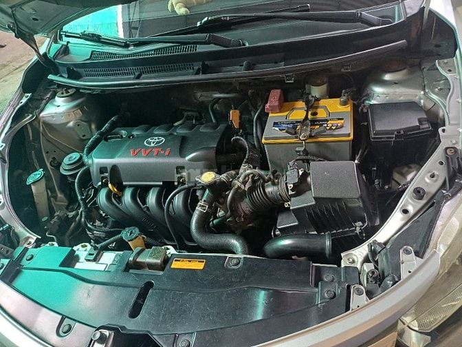 Bán xe Toyota Vios số tay màu  bạc 2015.