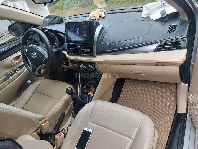 Bán xe Toyota Vios số tay màu  bạc 2015.