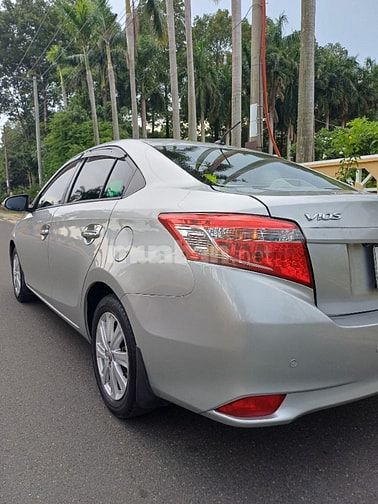 Bán xe Toyota Vios số tay màu  bạc 2015.