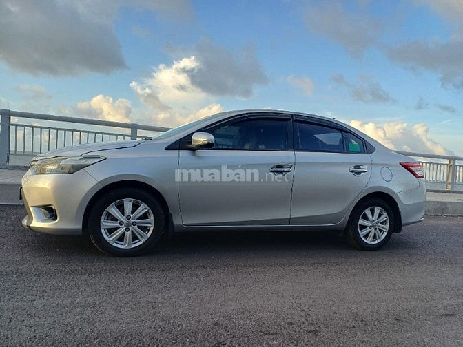 Bán xe Toyota Vios số tay màu  bạc 2015.