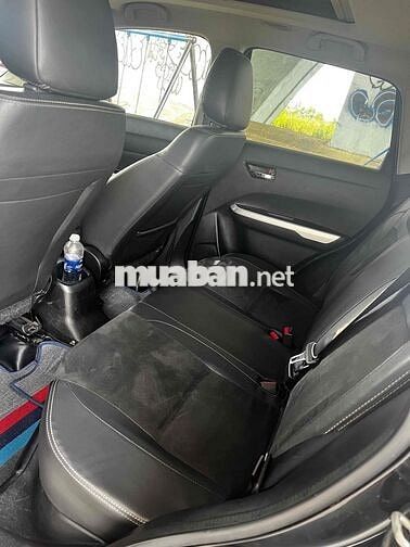 Suzuki Vitara 5 chỗ gầm cao màu Đen tự động