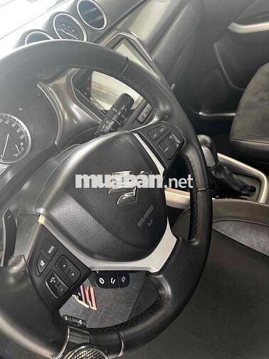Suzuki Vitara 5 chỗ gầm cao màu Đen tự động