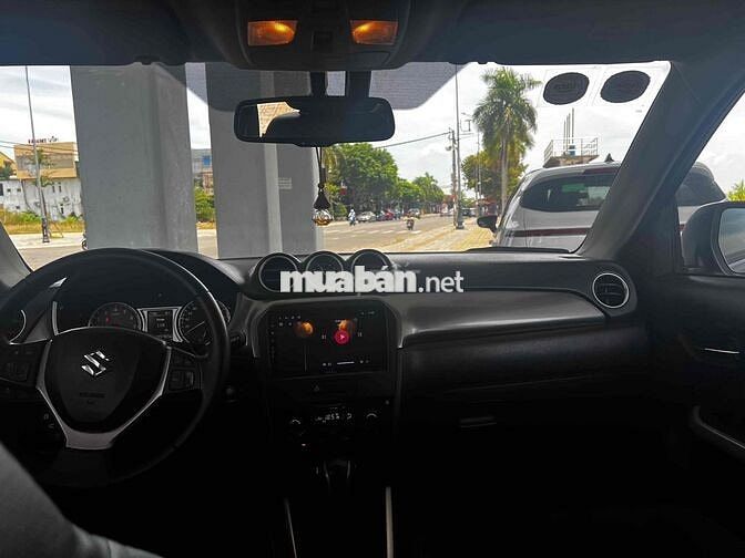 Suzuki Vitara 5 chỗ gầm cao màu Đen tự động