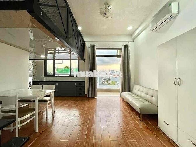 Duplex ban công rộng 40m2 ngay Hàng Xanh