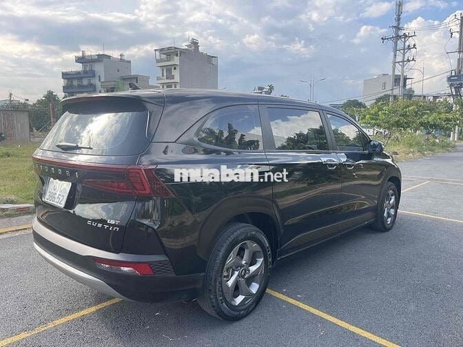 Hyundai Custin 1.5 7 chỗ màu nâu