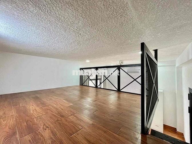Duplex ban công rộng 40m2 ngay Hàng Xanh