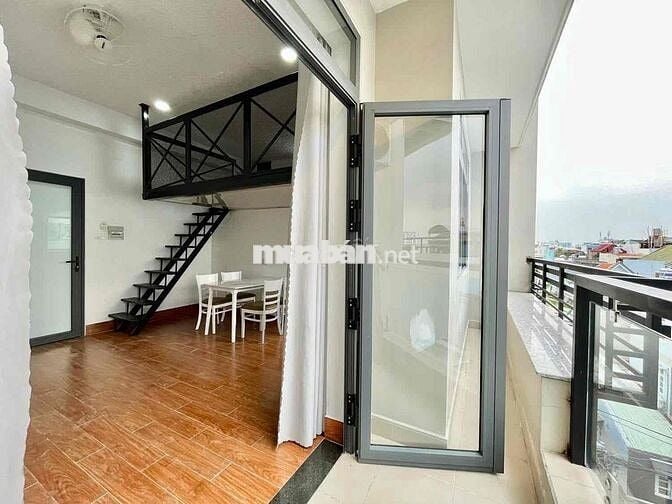 Duplex ban công rộng 40m2 ngay Hàng Xanh