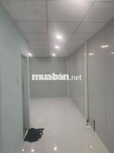nhà mới sửa xong 3 phòng ngủ. tiện ích xung quanh đầy đủ,
