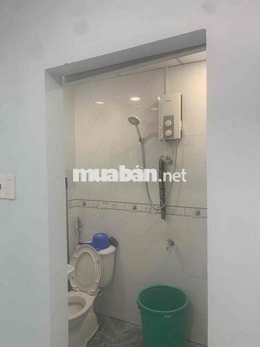 nhà mới sửa xong 3 phòng ngủ. tiện ích xung quanh đầy đủ,