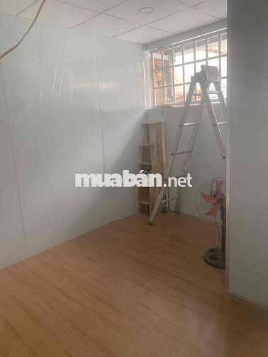 nhà mới sửa xong 3 phòng ngủ. tiện ích xung quanh đầy đủ,