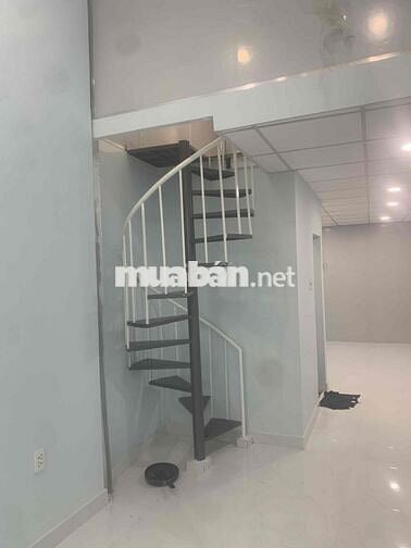 nhà mới sửa xong 3 phòng ngủ. tiện ích xung quanh đầy đủ,