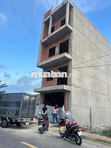 đang xây hết tiền bán gấp căn nhà 4 tầng đường nhựa hóc môn