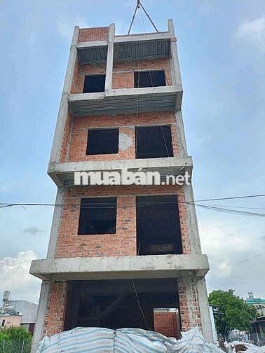 đang xây hết tiền bán gấp căn nhà 4 tầng đường nhựa hóc môn