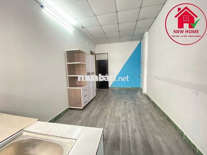studio cửa sổ lớn, Ni Sư Huỳnh Liên