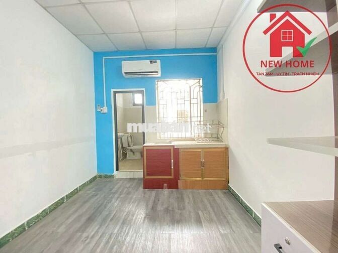 studio cửa sổ lớn, Ni Sư Huỳnh Liên