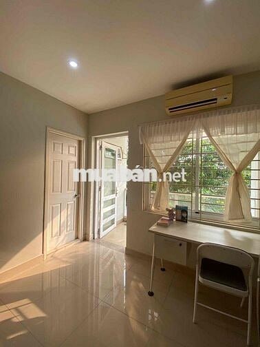 Căn Studio ban công rộng nhìn ra vườn của căn biệt thự