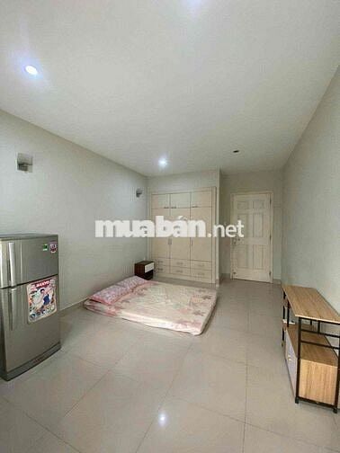Căn Studio ban công rộng nhìn ra vườn của căn biệt thự