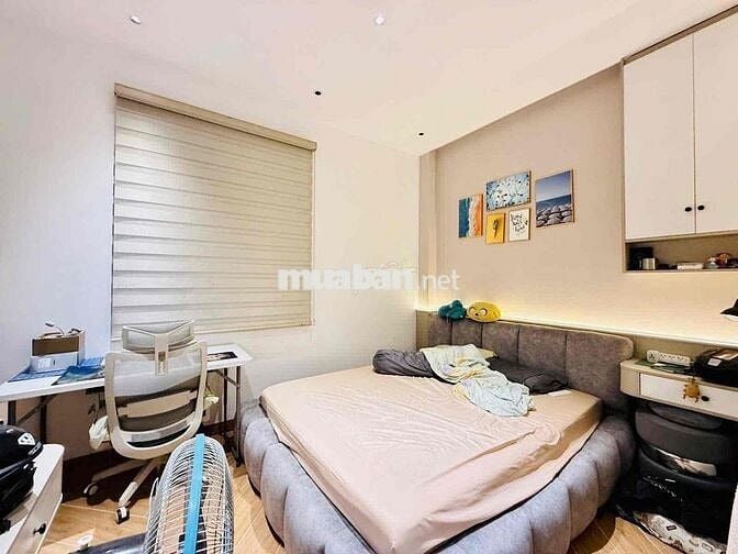 GẤP BÁN nhà 4 tầng  5x11m chủ để lại nội thất- hẻm xe hơi