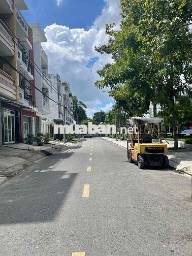 Nhà nát Bình Phú Q6, Tiện xây mới, DT: 4x18, View công viên