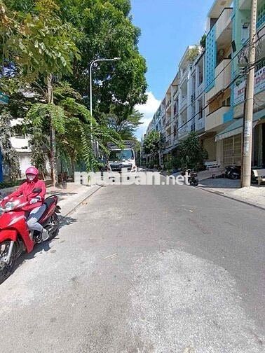 Nhà nát Bình Phú Q6, Tiện xây mới, DT: 4x18, View công viên