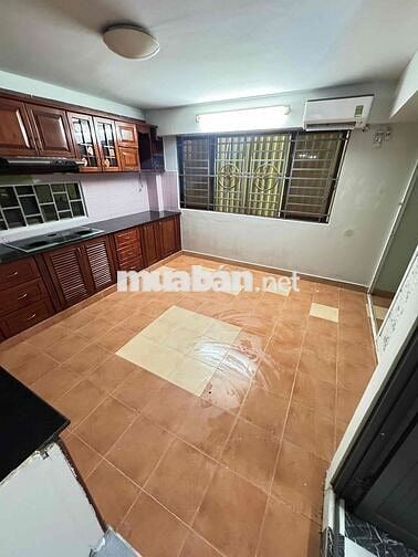phòng lầu 1 máy lạnh kệ bếp wc riêng ngay cao lỗ Q8