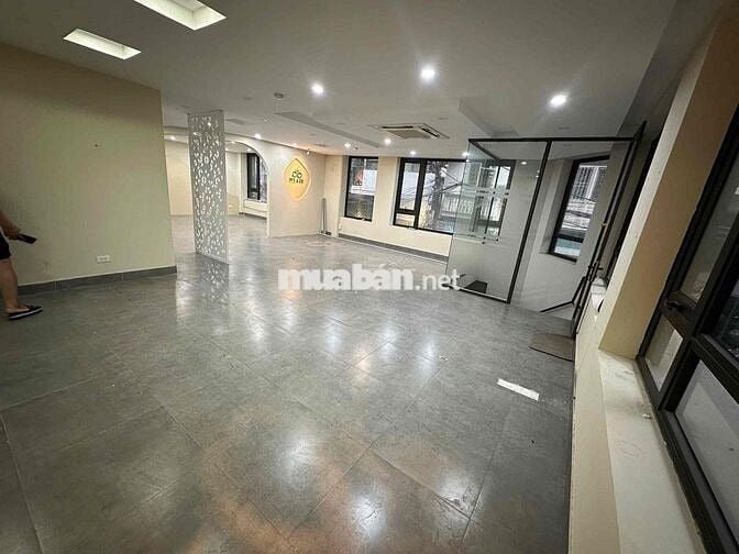cho thuê mặt bằng tầng 2 rộng lô góc 100m2 ở 26 Nguyên Hồng - Đống Đa