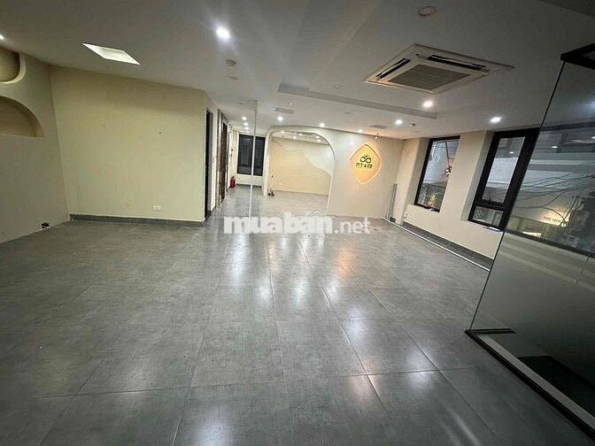 cho thuê mặt bằng tầng 2 rộng lô góc 100m2 ở 26 Nguyên Hồng - Đống Đa