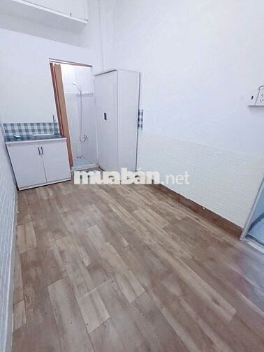 PHÒNG CÓ NỘI THẤT CƠ BẢN. Giá: 2.6tr. HẺM ĐỐI DIỆN TÒA NHÀ E-TOWN