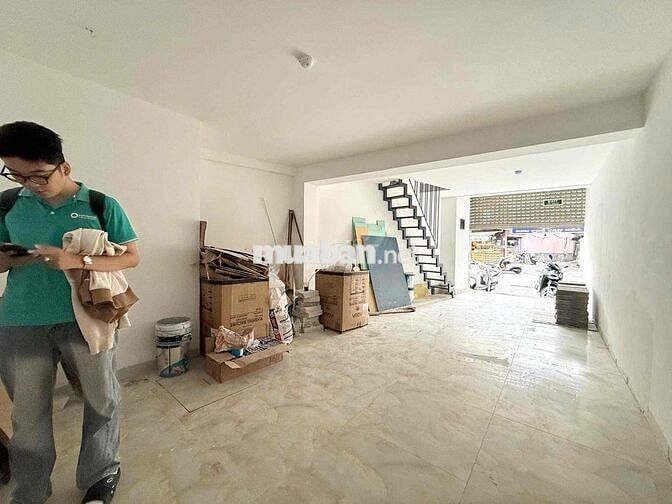 MẶT BẰNG + GÁC LỬNG MỚI NGAY MẶT TIỀN SÁT CẦU CHỮ Y QUẬN 5