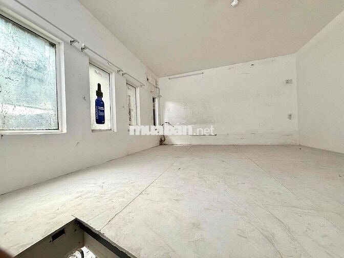 MẶT BẰNG + GÁC LỬNG MỚI NGAY MẶT TIỀN SÁT CẦU CHỮ Y QUẬN 5