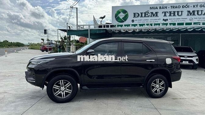Toyota Fortuner 2020 2.4G 4x2 AT Đen