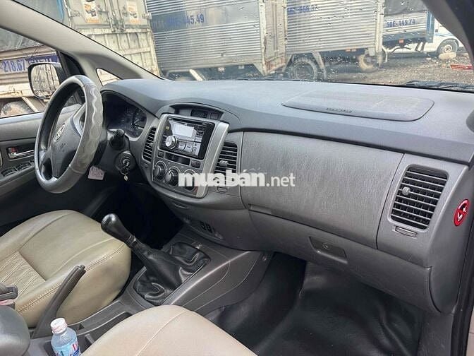 Toyota Innova E 2013 Số sàn Vàng cát