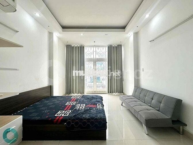 PHÒNG BAN CÔNG 45M2 mặt tiền Q5 gần UEH, SGU, ĐHSP - Thang máy
